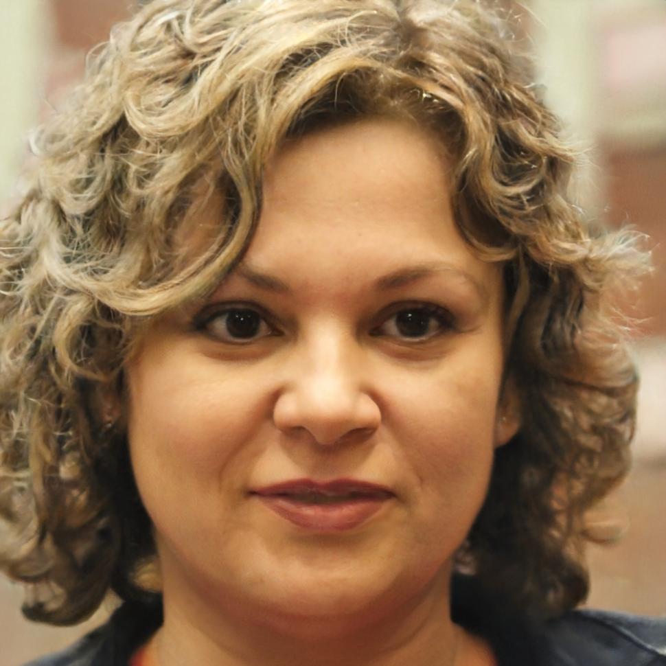 Expert financial instructor ready to guide your learning journey